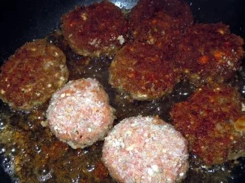 Rezept: Thymian-Zitronen-Frikadellen mit gebratenen Drillingen und karamellisierten Tomaten Bild Nr. 9 Thymian-Zitronen-Frikadellen mit gebratenen Drillingen und karamellisierten Tomaten - Rezept - Bild Nr. 9