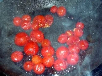 Rezept: Thymian-Zitronen-Frikadellen mit gebratenen Drillingen und karamellisierten Tomaten Bild Nr. 10 Thymian-Zitronen-Frikadellen mit gebratenen Drillingen und karamellisierten Tomaten - Rezept - Bild Nr. 10