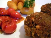 Thymian-Zitronen-Frikadellen mit gebratenen Drillingen und karamellisierten Tomaten - Rezept