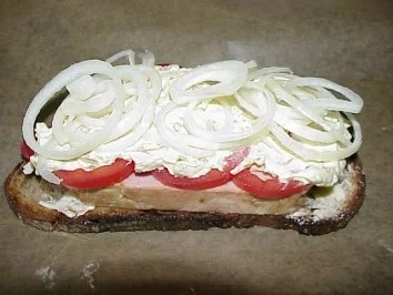 Zwiebel-Leberkäse mit Senfhaube - Rezept