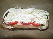 Zwiebel-Leberkäse mit Senfhaube - Rezept