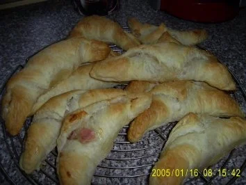 Rezept: gefüllte Blätterteig-Höhrnchen gefüllte Blätterteig-Höhrnchen - Rezept