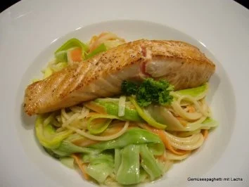 Gemüsespaghetti mit Lachs - Rezept