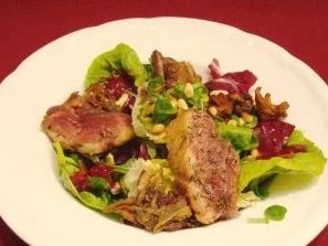 Rosa gebratene Entenbrust auf bunten Blattsalaten und knusprigen Waldpilzen - Rezept