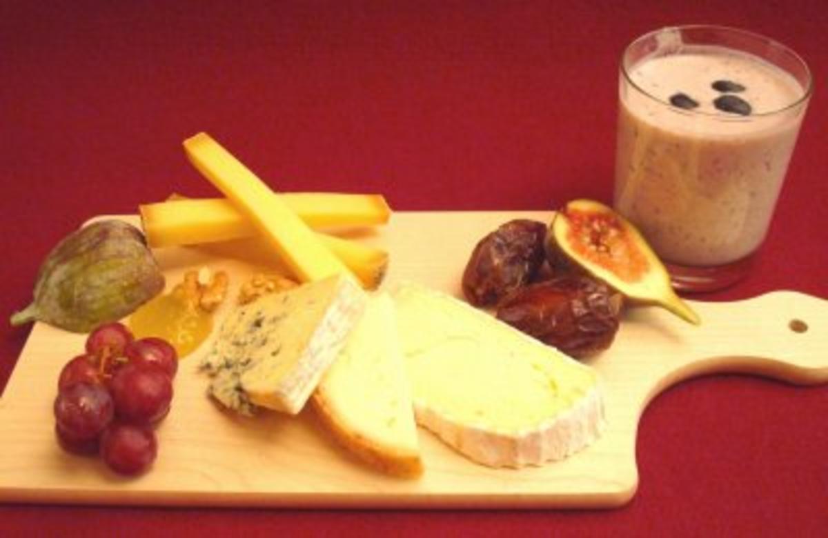 Tiroler Käseplatte mit selbst gemachter Heidelbeer-Buttermilch-Kaltschale - Rezept