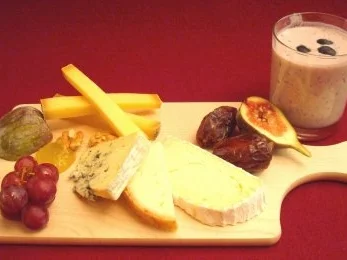 Rezept: Tiroler Käseplatte mit selbst gemachter Heidelbeer-Buttermilch-Kaltschale Tiroler Käseplatte mit selbst gemachter Heidelbeer-Buttermilch-Kaltschale - Rezept