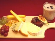 Tiroler Käseplatte mit selbst gemachter Heidelbeer-Buttermilch-Kaltschale - Rezept