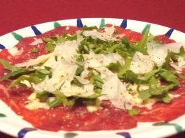 Carpaccio mit selbst gemachter Mayonnaise, Rucola und Parmesan - Rezept