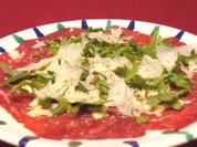 Carpaccio mit selbst gemachter Mayonnaise, Rucola und Parmesan - Rezept