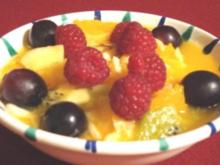 Frischer Obstsalat mit Mandeln und Orangenlikör - Rezept
