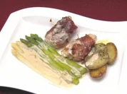 Rezept: Seeteufel-Medaillons mit Serranoschinken an Spargel und Rosmarinkartoffeln Seeteufel-Medaillons mit Serranoschinken an Spargel und Rosmarinkartoffeln - Rezept