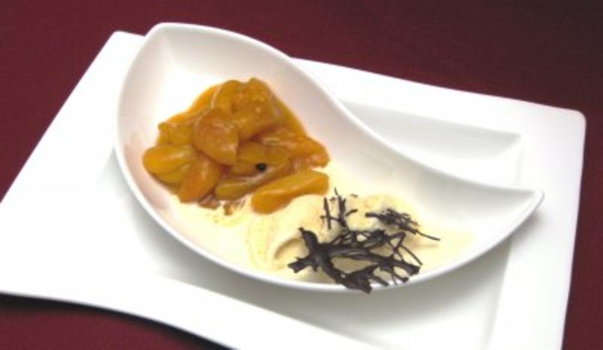 Aprikosen in Gewürz-Marsala an Vanille-Eis - Rezept