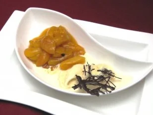 Rezept: Aprikosen in Gewürz-Marsala an Vanille-Eis Aprikosen in Gewürz-Marsala an Vanille-Eis - Rezept