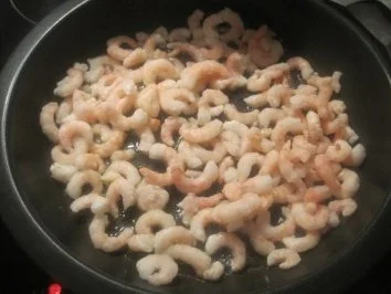 Pasta mit Garnelen in feuriger Tomatencreme-Soße - Rezept - Bild Nr. 2