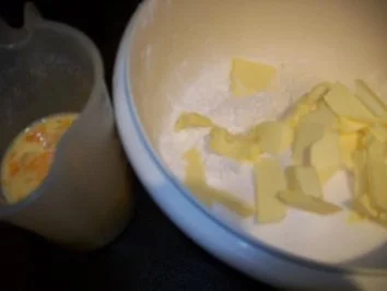 Rezept: Saftigsaurer Zitronenkuchen Bild Nr. 2 Saftigsaurer Zitronenkuchen - Rezept - Bild Nr. 2