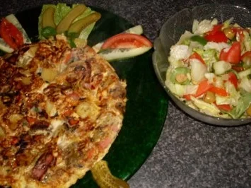 Rezept: Weseler Bauernomelette mit gem. Salat Weseler Bauernomelette mit gem. Salat - Rezept