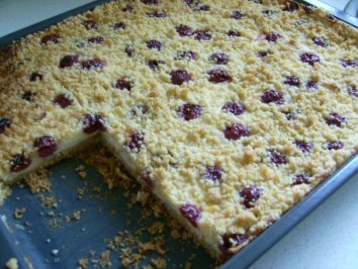 Käsekuchen mir Kirschen und Streusel - Rezept - kochbar.de