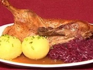 Rezept: Resche Ente mit Blaukraut und Knödel (Indira Weis) Resche Ente mit Blaukraut und Knödel (Indira Weis) - Rezept