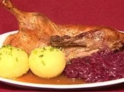 Rezept: Resche Ente mit Blaukraut und Knรถdel (Indira Weis) Resche Ente mit Blaukraut und Knรถdel (Indira Weis) - Rezept