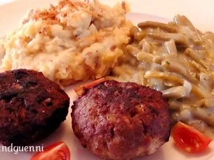 Rezept: Frikadellen mit gestoften Brechböhnchen.... Frikadellen mit gestoften Brechböhnchen.... - Rezept
