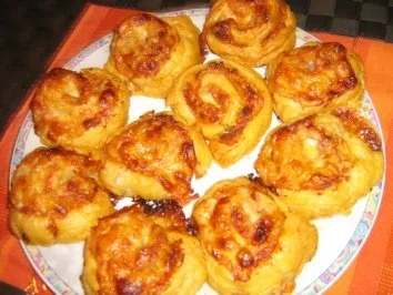 Blätterteig - Pizza - Schnecken pikant gefüllt - Rezept