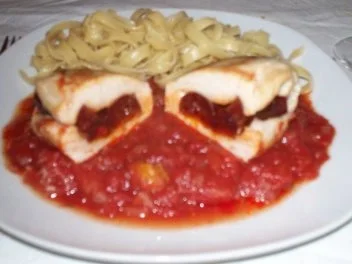 Hähnchenbrust mit Chorizofüllung auf Tomatensauce - Rezept