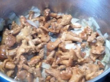 Steinpilzpasta mit Pfifferlingrahmsoße - Rezept - Bild Nr. 2