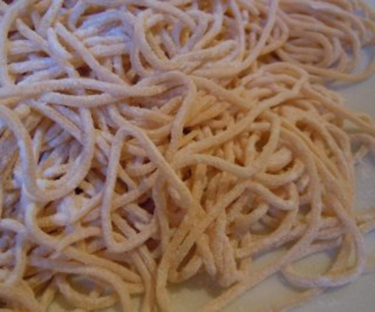 Spaghetti mit Räucherlachs und Zitronenpesto - Rezept - Bild Nr. 4