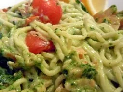 Spaghetti mit Räucherlachs und Zitronenpesto - Rezept