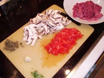 Fleisch: Lammgeschnetzeltes in Tomaten-Kapern-Sauce - Rezept - Bild Nr. 3