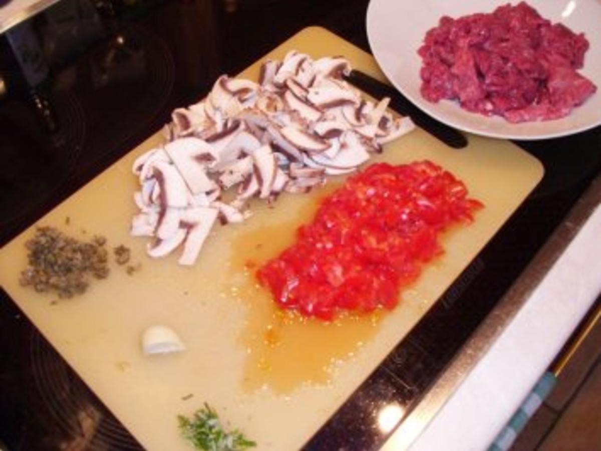Fleisch: Lammgeschnetzeltes in Tomaten Kapern Sauce - schnell &amp; einfach ...