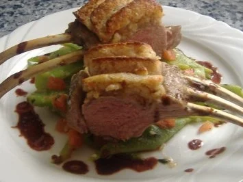 Lammcarre mit Mandel-Nuss-Kruste auf Tomaten-Bohnengemüse - Rezept