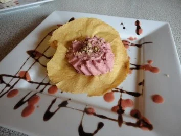 Rezept: Zwetschgen-Sahne-Creme im Filokörbchen an Pflaumenwein Sauce Zwetschgen-Sahne-Creme im Filokörbchen an Pflaumenwein Sauce - Rezept