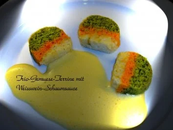 Rezept: Trio-Gemuese-Terrine mit Weisswein-Schaum Trio-Gemuese-Terrine mit Weisswein-Schaum - Rezept