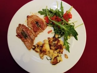 Rezept: Saltimbocca mit Rosmarinkartoffeln (Nilz Bokelberg) Bild Nr. 9 Saltimbocca mit Rosmarinkartoffeln (Nilz Bokelberg) - Rezept - Bild Nr. 9