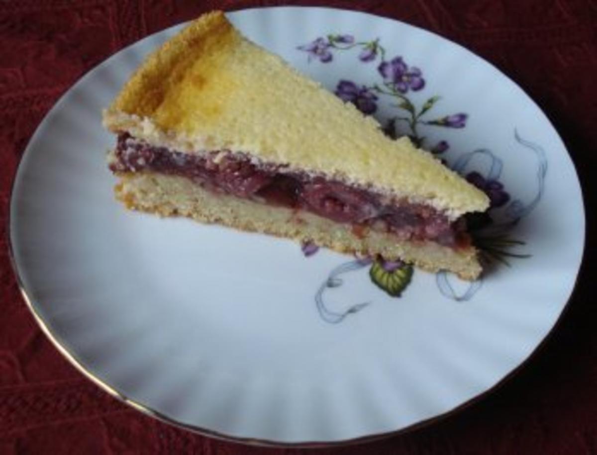 Schmandkuchen mit Kirschen und Mandeln