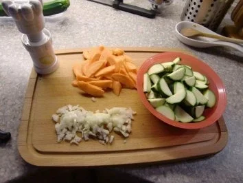 Rezept: Putenschnitzel im Spaghetti Nest – Möhren und Zucchini Gemüse Bild Nr. 2 Putenschnitzel im Spaghetti Nest – Möhren und Zucchini Gemüse - Rezept - Bild Nr. 2