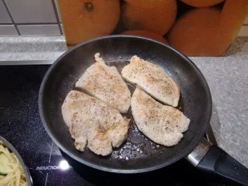 Rezept: Putenschnitzel im Spaghetti Nest – Möhren und Zucchini Gemüse Bild Nr. 5 Putenschnitzel im Spaghetti Nest – Möhren und Zucchini Gemüse - Rezept - Bild Nr. 5