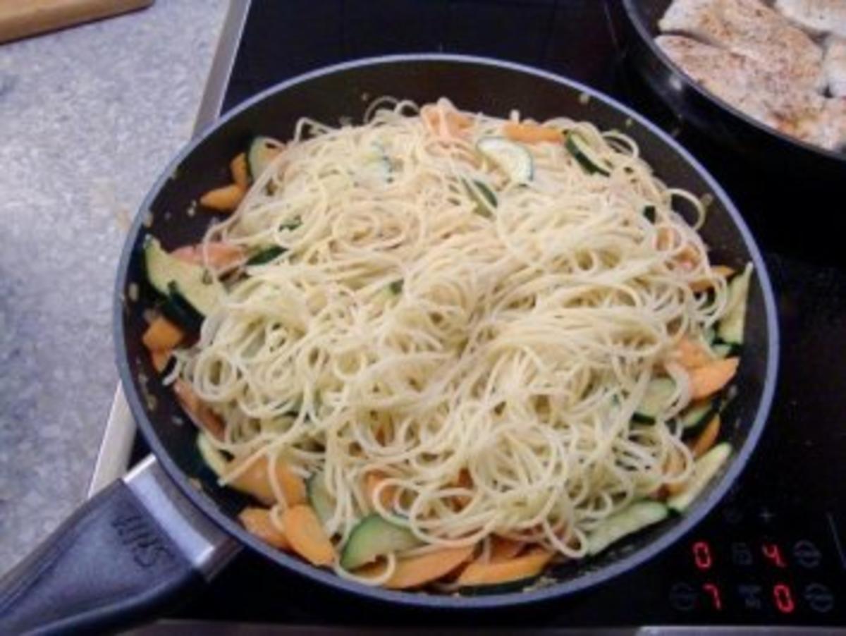 Putenschnitzel im Spaghetti Nest – Möhren und Zucchini Gemüse - Rezept - Bild Nr. 6