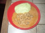 Kartoffel-Erbsen-Püree mit schnellem Bratwurstgulasch - Rezept