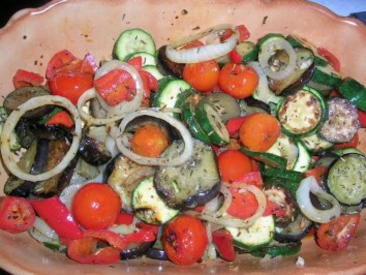 Lauwarmer Antipasti-Salat als Beilage zu meiner Lammkeule - Rezept - Bild Nr. 3