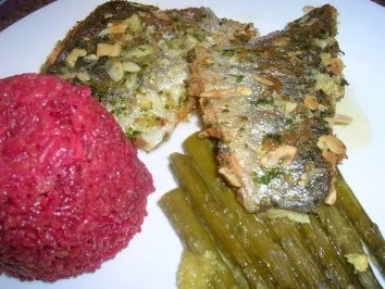 Forellenfilets mit Mandelkruste an grünem Spargel und Rote Beete Reis - Rezept - Bild Nr. 3