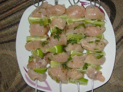 Limetten-Hähnchenspieße auf Cranberry-Minz-Reis - Rezept - Bild Nr. 2