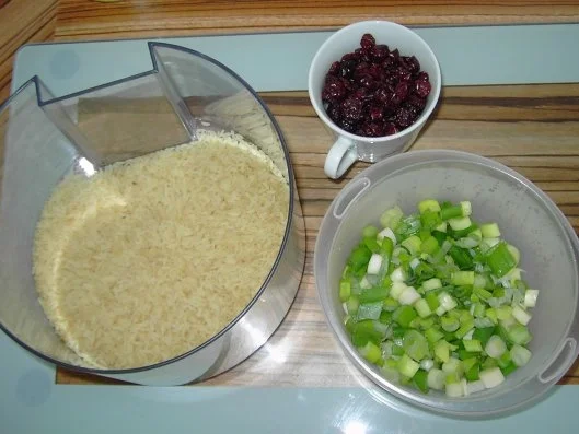 Limetten-Hähnchenspieße auf Cranberry-Minz-Reis - Rezept - Bild Nr. 3