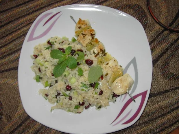 Limetten-Hähnchenspieße auf Cranberry-Minz-Reis - Rezept