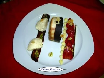 Joghurtmousse an Erdbeersalat mit altem Balsamico und Mandeln - Rezept - Bild Nr. 2