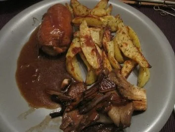 Rezept: Involtini mit Balsamico Austernpilzen und Thymian Kartoffelspalten Involtini mit Balsamico Austernpilzen und Thymian Kartoffelspalten - Rezept