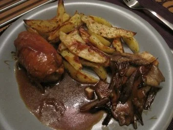 Rezept: Involtini mit Balsamico Austernpilzen und Thymian Kartoffelspalten Bild Nr. 3 Involtini mit Balsamico Austernpilzen und Thymian Kartoffelspalten - Rezept - Bild Nr. 3