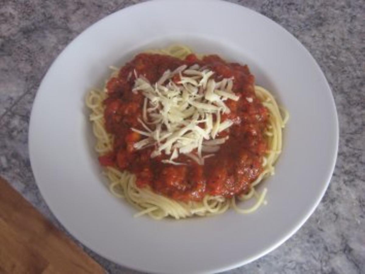 Spaghetti mit fruchtig-stückiger Tomatensoße - Rezept