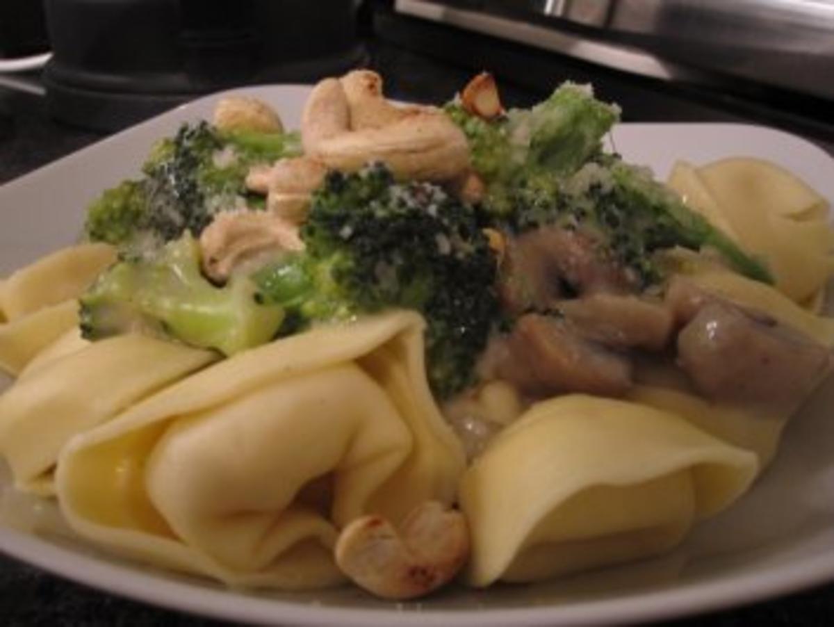 Spinat-Ricotta-Tortellini mit Broccoli-Champignon-Sauce - Rezept